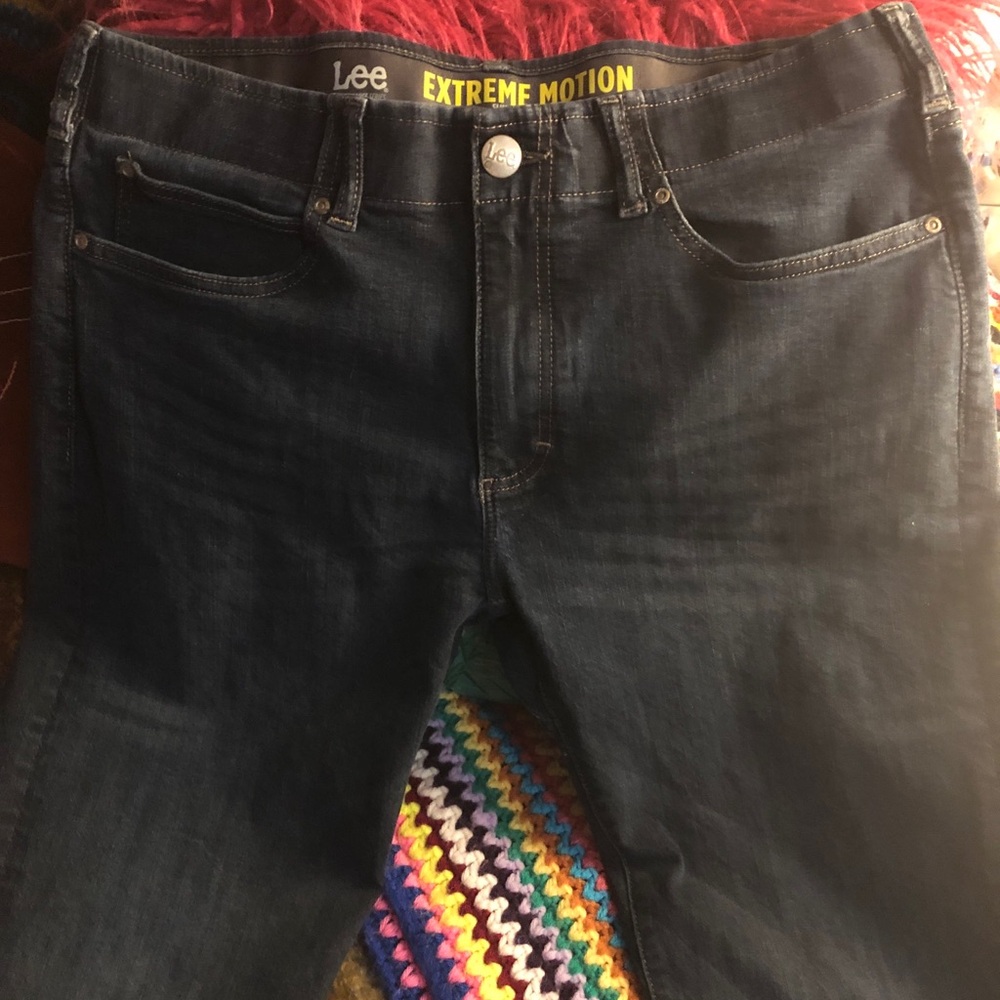 Lee Men's Dark Blue Indigo Relaxed Jeans
Extreme Motion Slim Fit
Size 36